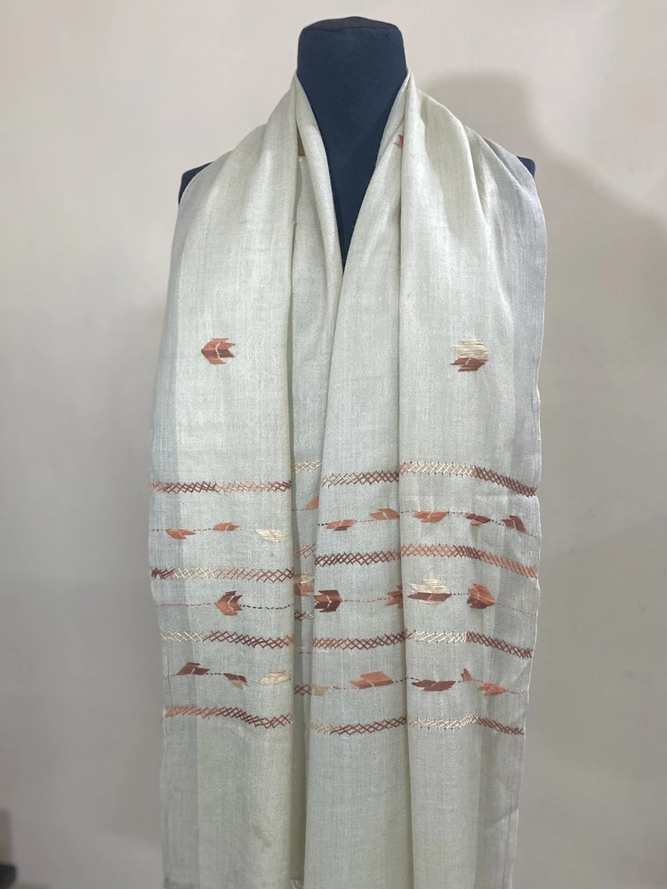 Handwoven ash cashmere scarf, displayed on a mannequin.