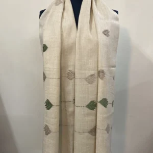 Handwoven green-cream cashmere scarf, displayed on a mannequin.