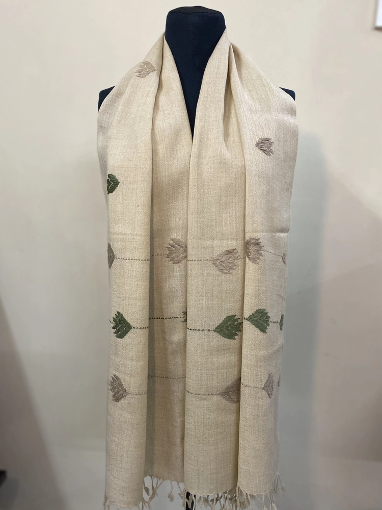 Handwoven green-cream cashmere scarf, displayed on a mannequin.