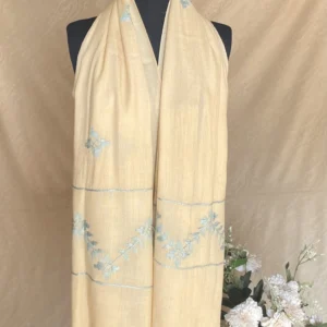 Handwoven warm cream cashmere scarf, displayed on a mannequin.